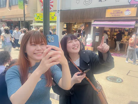 小町通りで記念撮影を楽しむ様子