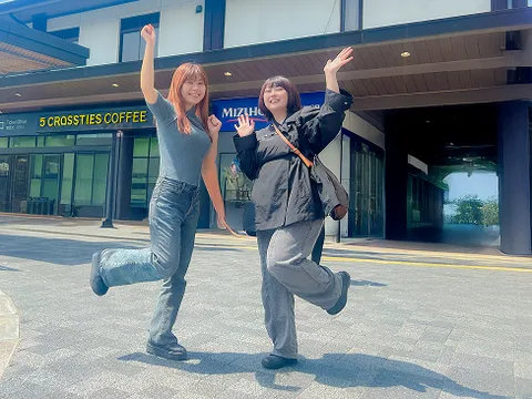鎌倉の街なかでジャンプして写真を撮る様子