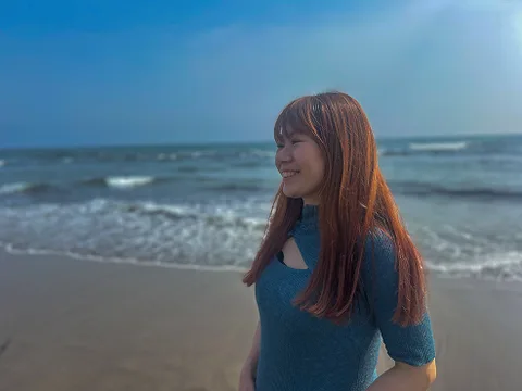 七里ヶ浜の海辺で潮風を感じる様子